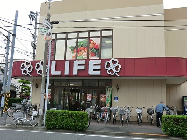 ライフ川崎御幸店　(幹線道路沿いにあり、自転車や車で立ち寄りやすい駐車場完備のスーパーです。休日の買い出しにも便利です。)
