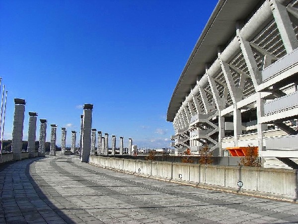 日産スタジアム(スポーツ等のビックイベントで度々利用される国内最大級72000席を確保したスタジアム。天然芝は1年中、最 高の状態をキープ。)
