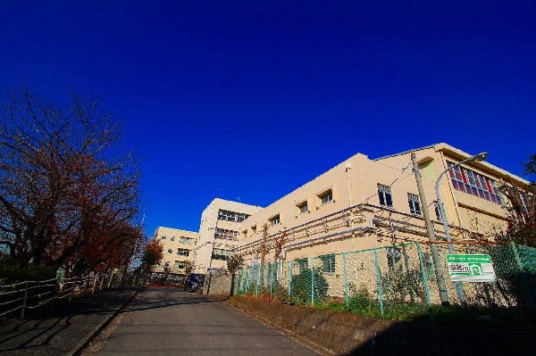 城郷中学校(昭和22年開校で生徒数は700名をこえる。近隣の中学校と比較しても生徒数は多い。部活が盛んで各種様々練習が常に賑わっている。)