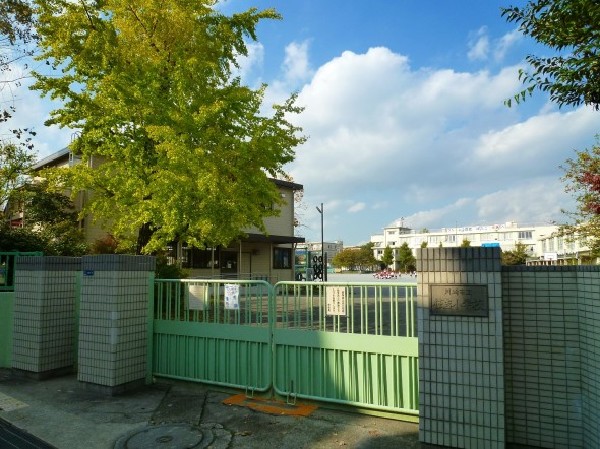 住吉小学校(お子様が一日の中でも長い時間を過ごす小学校。のびのびと過ごし、広い校庭で元気に駆け回ったり、どんどん成長していく姿が目に浮かびます。)