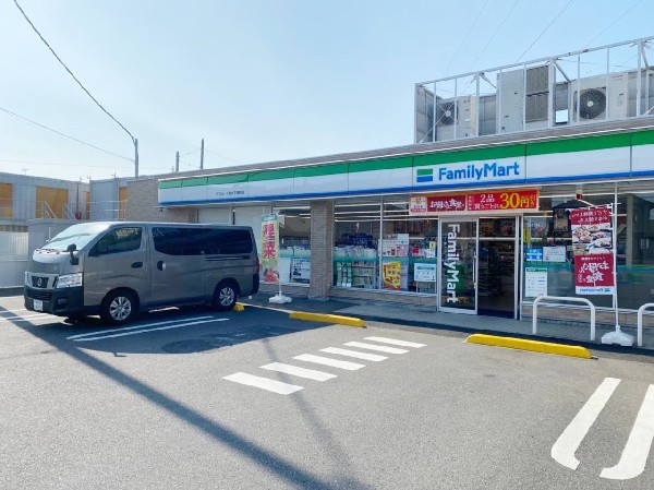 ファミリーマート港北下田町店(ファミチキをはじめスナックメニューも大人気です。買物だけではなく、日常生活に関係する最重要施設となりつつある。)