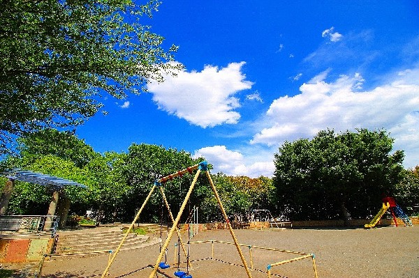 下田町四丁目公園(遊具も揃った明るく大きな公園です。平日の午後や休日は子供たちで賑わっていて、楽しそうな声が聞こえてきます。)