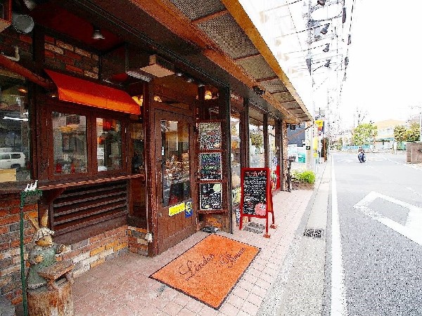 リンデンバウム 本店(1970年創業の名店リンデンバウムでは、手作りのバウムクーヘンが味わえます。毎週火・水が定休日。)