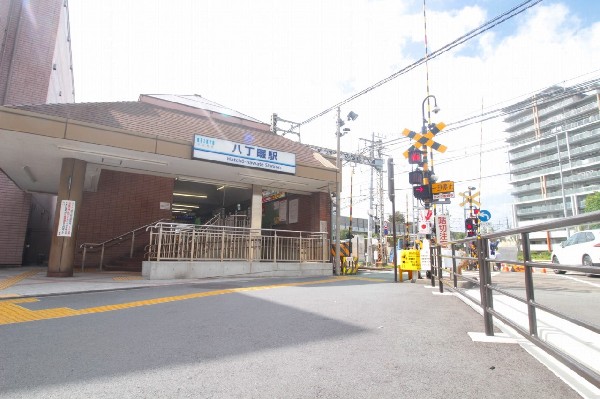 八丁畷駅(京急とJR南武支線の交差駅。駅舎はのどかですが、駅周辺はスーパーや飲食店などが立ち並んでいます。)