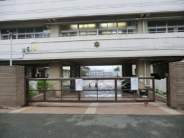 浦島丘中学校(昭和22年創立、各学年5～6クラスの綱島街道沿いにある中学校です。校庭が広く、部活も盛んです。)