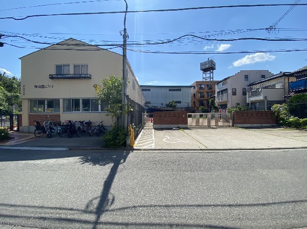 保育園こりす700(レンガ調の可愛い建物の保育園。室内は木の温もりのある造りになっています。季節ごとの行事もたくさん  )