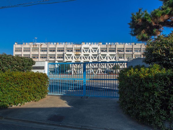 立川市立第六小学校(本校の校章「ひまわり」の花びらは、開校当時の教職員の数がデザインされています。子どもも教員も太陽に向かって成長し続ける学校, それが六小です。)