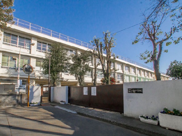 小平市立上水中学校(子どもたちに確かな学力とコミュニケーション能力を育て、グローバル人材の育成を意識した教育を行う中学校です。)