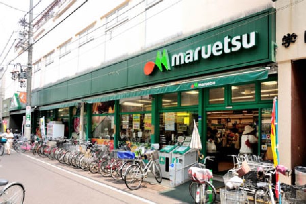 マルエツ一橋学園店(売場には、流通専門業者であるマルエツチェーンの強みを活かして、安くて新鮮な各種食材とお惣菜が並ぶ。日曜日に限り朝9時から開店し、午前中限定タイムサービスなどの特売が行われるお店です。)