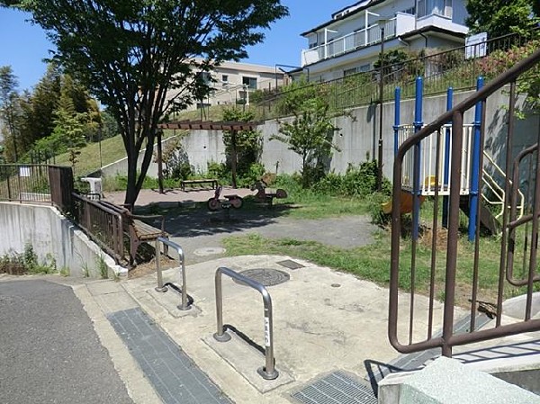 笹下三丁目公園(笹下三丁目公園まで120m)