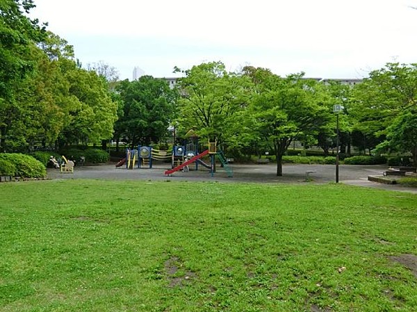 洋光台駅前公園(洋光台駅前公園まで240m)