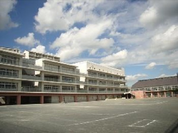 横浜市立十日市場小学校(横浜市立十日市場小学校まで300m)