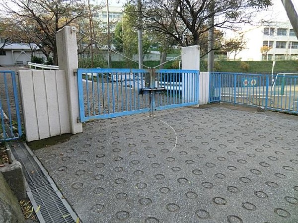 横浜市立上大岡小学校(横浜市立上大岡小学校まで800m)