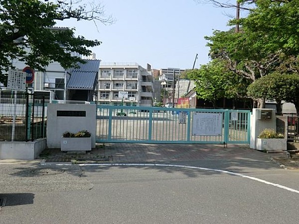 横浜市立六浦小学校(横浜市立六浦小学校まで850m)