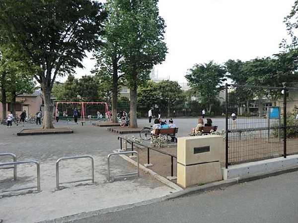 馬場四丁目公園(馬場四丁目公園まで190m 公園近くでお子様も安心して遊べます♪)
