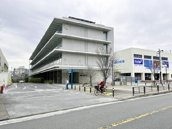区役所(引越しや出産、検診、保育園の入園、年金、税金、各種手続き等々、節目で必ず行く必要がある区役所。)