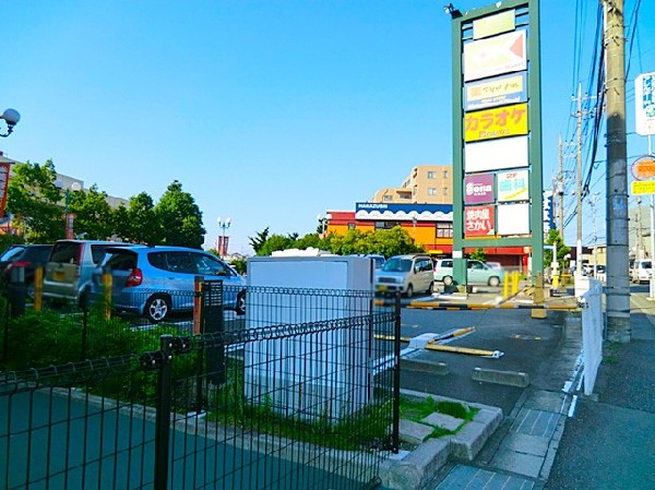 オーケー三ツ境店(厚木街道沿いにあるショッピングセンター「eモール」の1階に、「EveryDay Low Price」の頭文字をつなげた経営戦略「EDLP」で有名なスーパーマーケット)