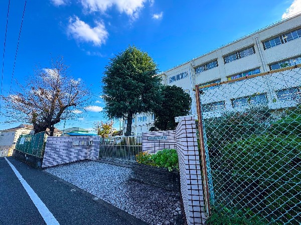 希望ヶ丘小学校(お子様が一日の中でも長い時間を過ごす小学校。どんどん成長していくお子様の姿が目に浮かびます。)