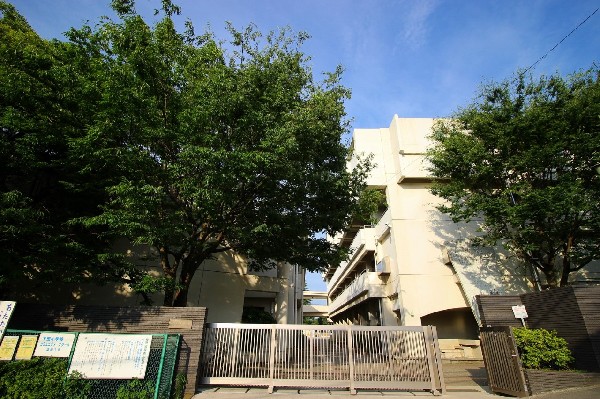 下田小学校(自然に恵まれた静かな環境にあり、のびのびと学べる学校です。地域とのつながりが深く、安心して通学できるのも魅力。)