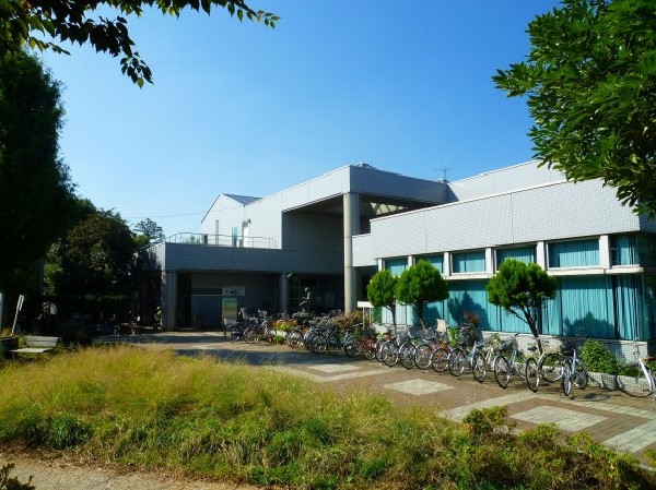 高津図書館(緑に囲まれた高津図書館は、高津駅から徒歩5分、溝口緑地の中にあります。駐輪場も充実しており自転車でも来場も可能。)