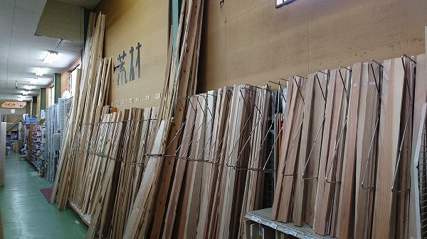 生田緑地(爽やかな風が通り、豊かな自然をそのままいかした広大な緑地。広場、プラネタリウム、バラ園など、幅広い世代が楽しめるのも魅力です。)