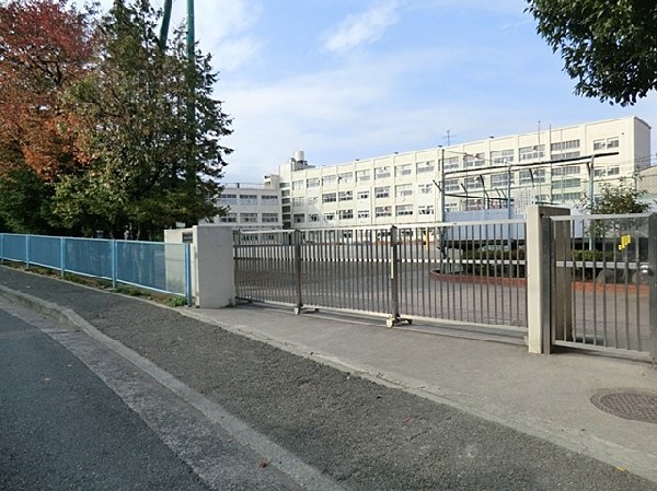 すみれが丘小学校(すみれが丘小学校　お子様が一日の中でも長い時間を過ごす小学校。のびのびと過ごし、広い校庭で元気に駆け回ったり、どんどん成長していく姿が目に浮かびます。)