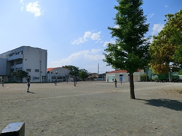 狛江市立狛江第六小学校(昭和46年4月創立で、2022年開校50年目を迎えました。近くには多摩川の流れもあり、ゆったりとした空間に恵まれた美しい地域です。)