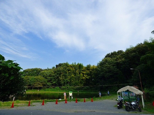 ベリーパークin FISH ON(緑に囲まれた大型の釣り堀です。バーベキュー場も併設されています。テレビの撮影もよく行われています。)