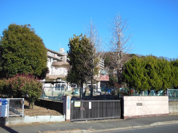 上麻生保育園(受入年齢 生後5ヶ月～小学校就学時未満。園目標 は「心も体も元気な子ども・思いやりのある子ども・自分で考え行動する子ども」)