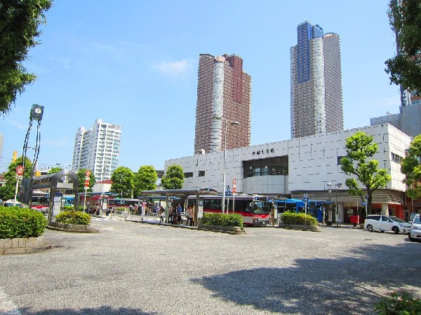 武蔵小杉駅(JRと東急の2社5路線が乗り入れる駅。再開発で商業や行政が充実。)