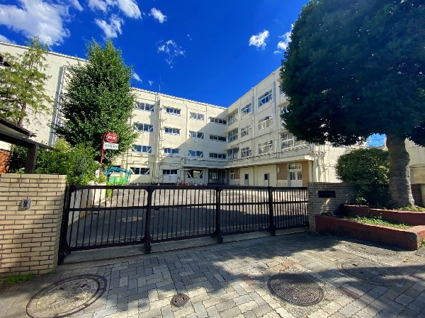奈良小学校(教員目標は、自分で考え進んで学び続ける子、まちやみんなとの関りを大切にする子など。)