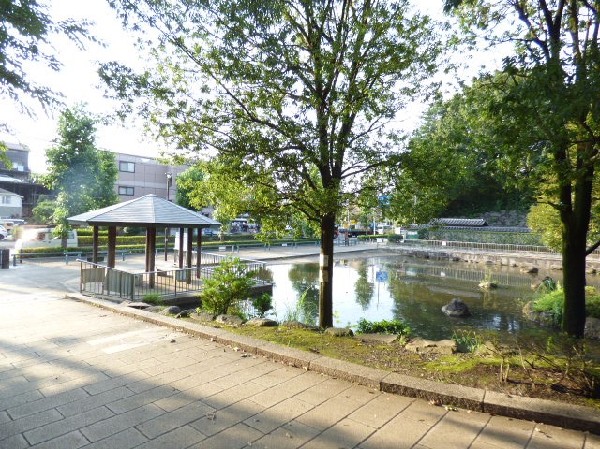 王禅寺ふるさと公園(多摩丘陵の豊かな自然を生かし、水と緑をテーマとして作られた公園。多目的広場、芝生広場、自然林を生かした散策道、富士山展望広場などあり。)