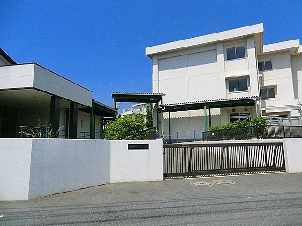 久地小学校(各学年5～6クラスあり、全校生徒は1100人越えのマンモス校。)