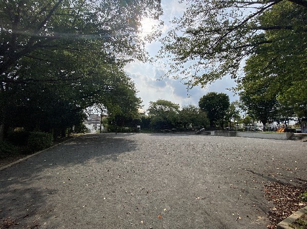 牛久保西ひかりがおか公園(近隣には、公園もあり、青空の下で駆け回ったり、遊具で遊んだり、思い思いの遊びができます。子供たちの元気で楽しそうな声が響き渡ります。)
