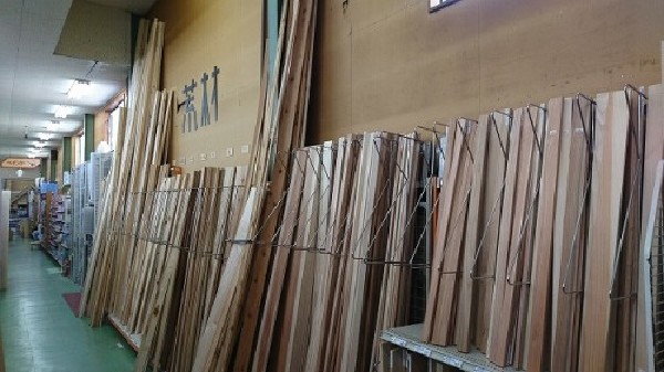ホームセンタースズキ(リフォームからペット用品まで豊富な品揃えです。週末はDIYに勤しんでは如何でしょうか？)