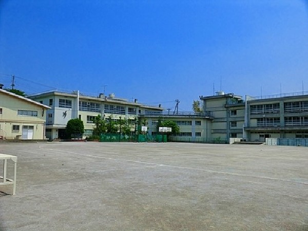 長沢中学校(広いグランドで部活や体育祭など、団体競技で青春を謳歌。1学年4クラス、約440人の生徒数。確かな学力、豊かな心を育てるのが目標の学校。)