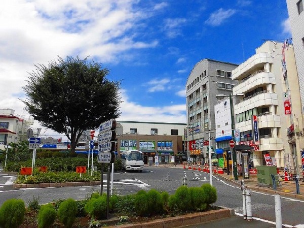 向ヶ丘遊園駅(南口ロータリー　向ヶ丘遊園駅　小田急線急行停車駅の「向ヶ丘遊園」駅。周辺には商業施設や銀行等の施設が揃っています。)