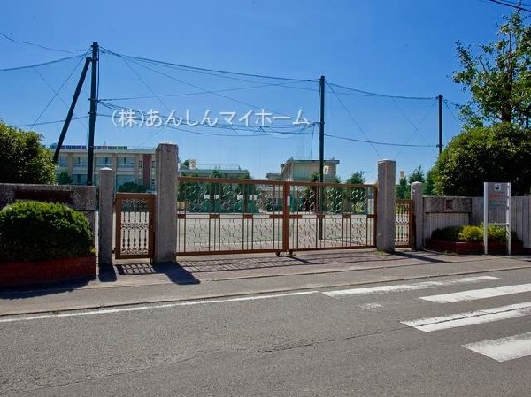 登戸小学校(創立明治6年。学校教育目標「・よく考える子ども・思いやりのある子ども・健康でたくましい子ども・最後までやりぬく子ども」)