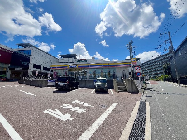 ミニストップ川崎ドラゴン店(～街角のあなたの憩いの場～ソフトクリームやポテトなどオリジナルのスナックをコンビニ内で食べれます。)