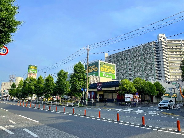 スポーツデポ川崎店　(その広大な空間には数十万点ものスポーツ用品が並んでいる。エスパ川崎店の程近くにある。)
