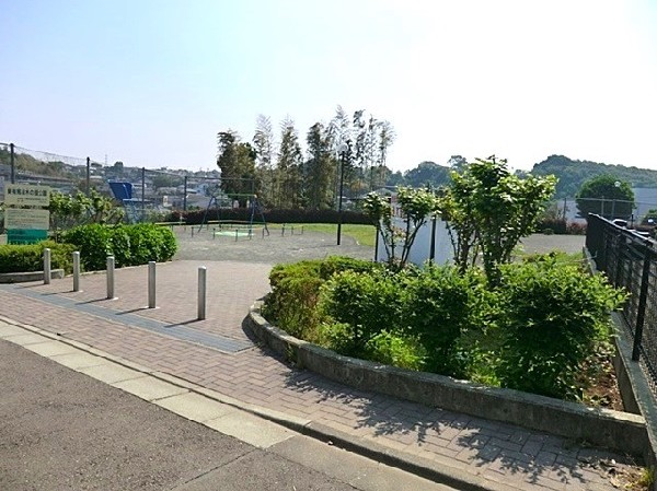 東有馬植木の里公園(とても開放的な公園で晴れた日にはボール遊びやバトミントンなどで遊ぶのにお子さんが喜びそうな場所。)