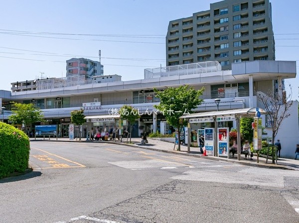 鷺沼駅(準急、急行列車も停車します。駅前は人や車の行き来が多いですが、離れると一変、のどかな雰囲気の住宅街が広がっています。)
