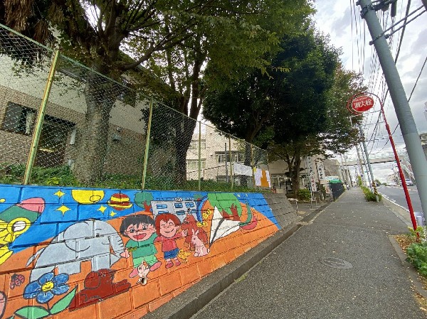 犬蔵小学校(緑の丘に包まれた自然豊かな環境の中で、44年の歴史を刻んできた犬蔵小学校。現在、1100人をこえる児童が、のびのびと学校生活を送っています。)