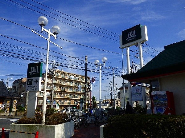 ＦＵＪＩスーパー稲田堤　(地域のお客様の日常生活に密着し、営業活動を通じて地域と密接なコミュニケーションを心がけているスーパーです。)