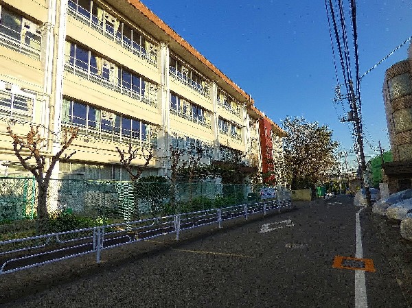 菅中学校(成長の過程でより濃い時間を過ごす3年間。ここで過ごす時間は、お子様にとって、とても大切な思い出となるはずです。)
