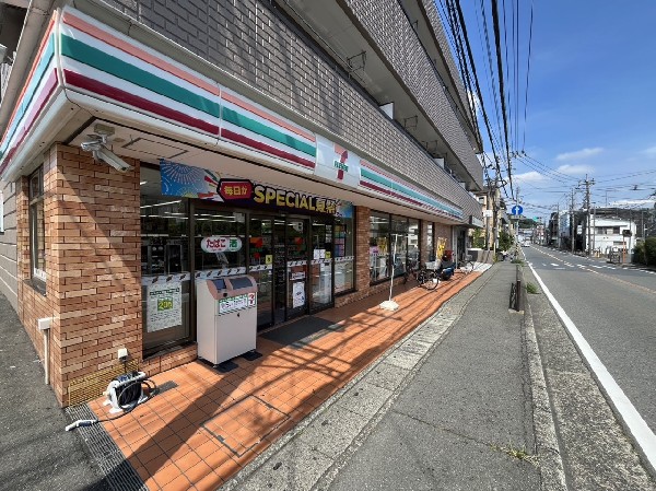 セブンイレブン 川崎神木本町2丁目店　(～近くて便利～新商品やキャンペーン等だけでなく、宅配便、切手、ATM等様々なサービスが充実のコンビニエンスストア。)