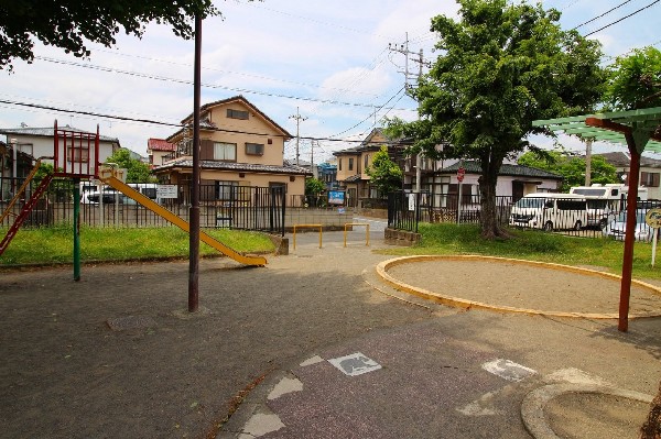 菅第4公園(近隣には、公園もあり、青空の下で駆け回ったり、遊具で遊んだり、思い思いの遊びができます。子供たちの元気で楽しそうな声が響き渡ります。)