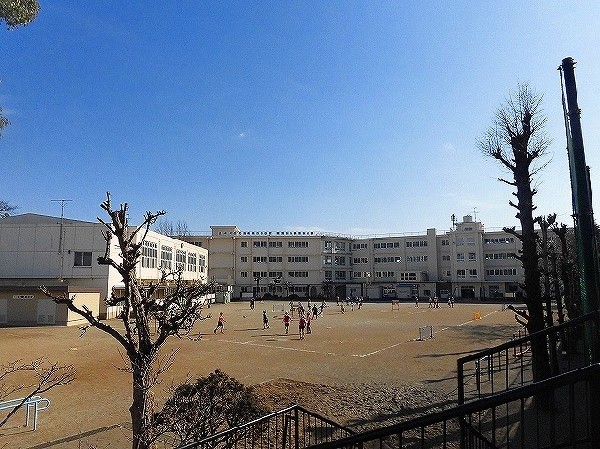 生田小学校(お子様が一日の中でも長い時間を過ごす小学校。のびのびと過ごし、広い校庭で元気に駆け回ったり、どんどん成長していくお子様の姿が目に浮かびます。)