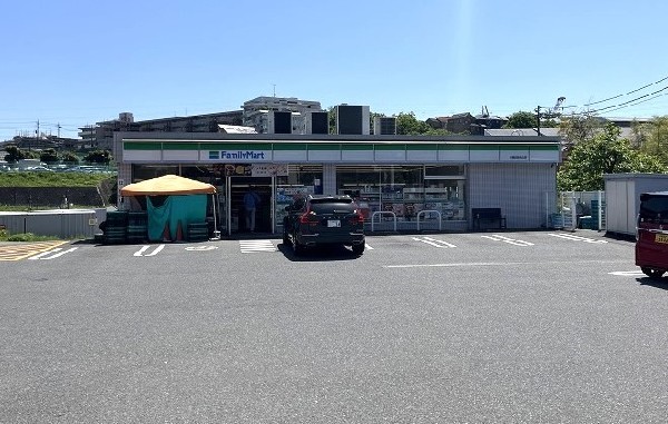 ファミリーマート 川崎東百合丘店(ファミリーマート人気のファミチキをはじめスナックメニューも大人気です。)