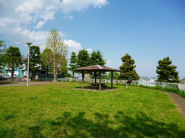ふじやま遺跡公園(縄文、弥生、古墳時代の竪穴式住居跡が保存されている。公園上部は広場スペース、下部は遊具スペースです。)
